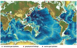 Gashydrat-Funde im Ozean und auf dem Land. Die blauen Punkte zeigen die Vorkommen, an deren Entdeckung Kieler Wissenschaftler beteiligt waren.
Foto: Leibniz-Institut für Meereswissenschaften (IFM-GEOMAR)