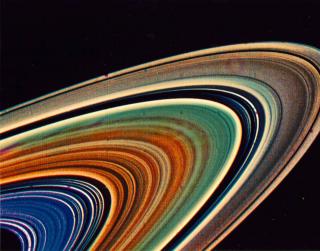 Falschfarbendarstellung der Saturnringe

Aufnahme 1981 von Voyager
Bild: NASA